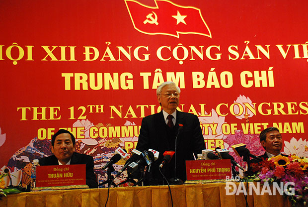 Tổng Bí thư Nguyễn Phú Trọng trả lời báo chí tại buổi họp báo tổ chức ở Trung tâm Báo chí ngay sau phiên bế mạc Đại hội XII của Đảng. Ảnh: NGUYỄN THÀNH
