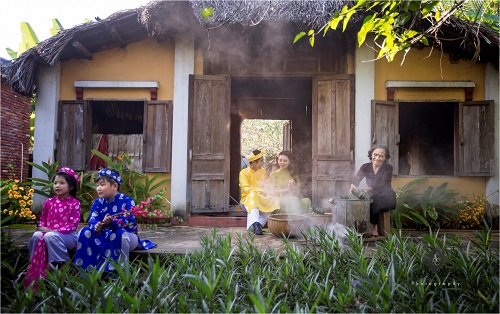  Cooking “banh tet” (cylindrical glutinous rice cakes)