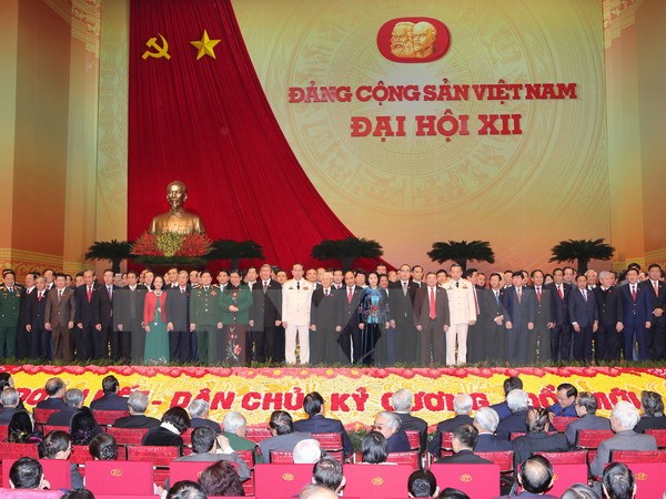 Tổng Bí thư Nguyễn Phú Trọng cùng Ban Chấp hành Trung ương khóa XII ra mắt Đại hội. (Nguồn: TTXVN)
