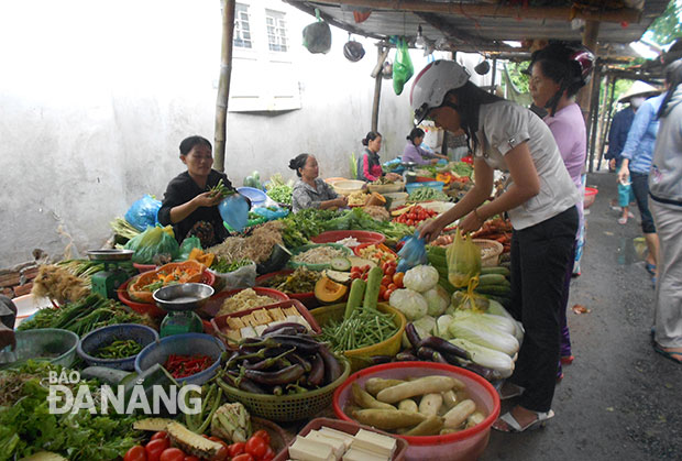 Thực phẩm hằng ngày về chợ nhỏ giá còn bị đẩy lên gấp nhiều lần. ảnh: Duyên Anh