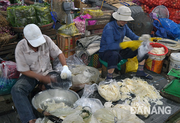 Vợ chồng anh Võ Thanh Lâm miệt mài thái hàng chục kg măng tươi từ 3 giờ sáng.