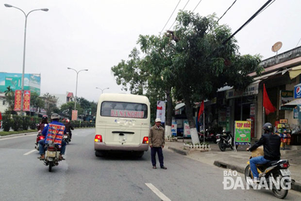 Sau khi xuất bến, phụ xe rời xe xuống đường để đón thêm khách (ảnh chụp trên đường  Tôn Đức Thắng sáng 28-1).