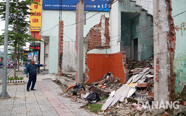 Bên trong những rẻo đất thừa và ngôi nhà nham nhở sau giải tỏa là nơi chứa rác thải.