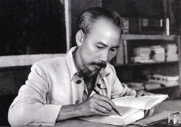 Chủ tịch Hồ Chí Minh trong phòng làm việc của Người tại căn cứ địa Việt Bắc (1951).  (Ảnh tư liệu)