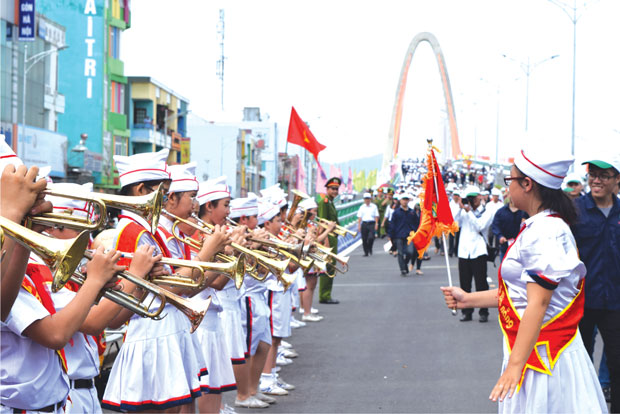 Thế hệ trẻ thành phố vui mừng trong ngày khánh thành cầu vượt ngã ba Huế.Ảnh: Triệu Tùng