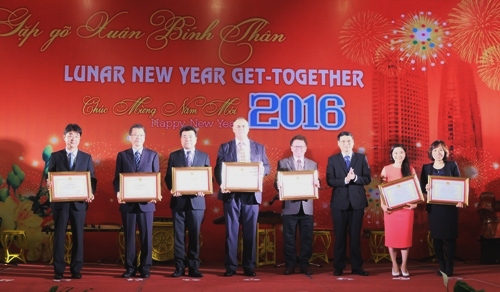 Honouring outstanding foreign organisations and individuals (Photo: danang.gov.vn)