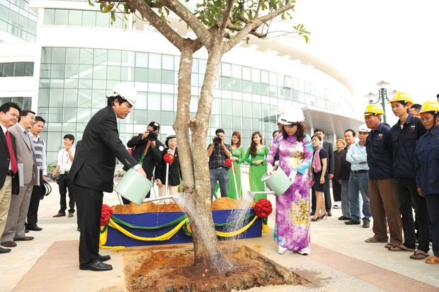 Đồng chí Nguyễn Bá Thanh trồng cây lưu niệm trong ngày khánh thành Bệnh viện Ung thư Đà Nẵng. Ảnh: ĐẶNG NỞ