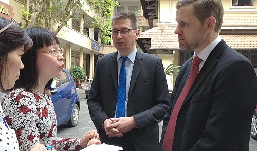 Ilkka-Pekka Similä (second right), Ambassador of Finland to Vietnam, and Pasi Kaskinen (right), chief executive officer of Finland University Inc., are seen being interviewed by the press in Ho Chi Minh City on January 26, 2016. Tuoi Tre