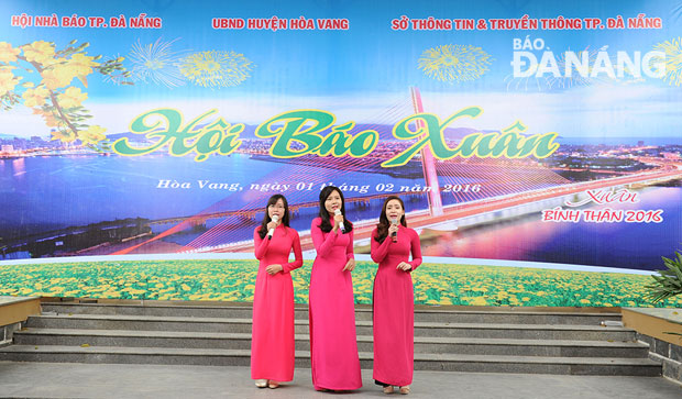 Văn nghệ chào mừng Hội Báo Xuân 2016.