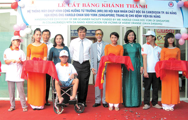 Ông Harold Chan (áo xám) cùng lãnh đạo thành phố Đà Nẵng, ngành y tế và trẻ em da cam tại buổi lễ tặng máy MRI. 