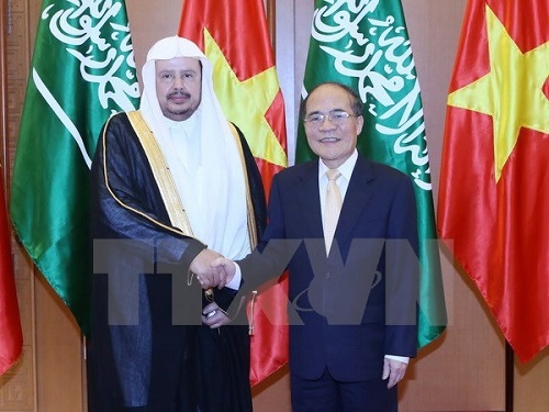 NA Chairman Nguyen Sinh Hung welcomes with Chairman of ​Saudi Arabia’s Consultative Assembly Abdullah Bin Mohammed Ibrahim Al-Sheikh (Source: VNA)