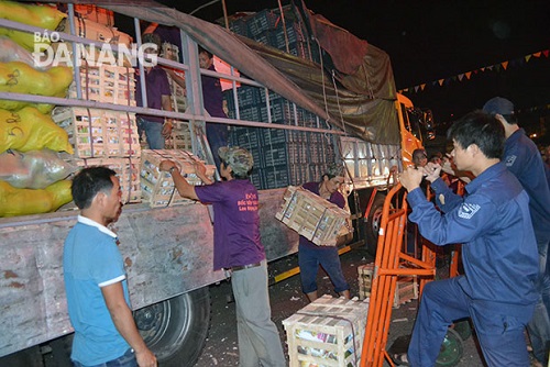  Porters unloading goods from a truck