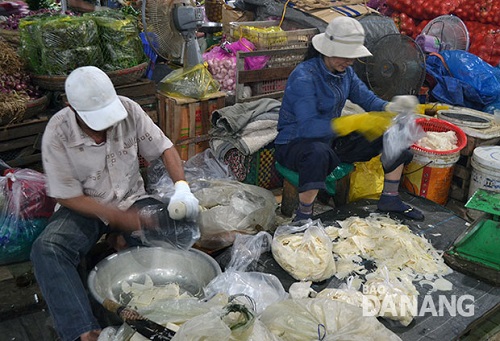 Mr Vo Thanh Lam and his wife preparing bamboo shoots