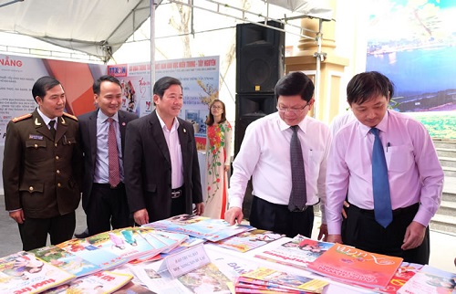  Some city leaders visit a stall