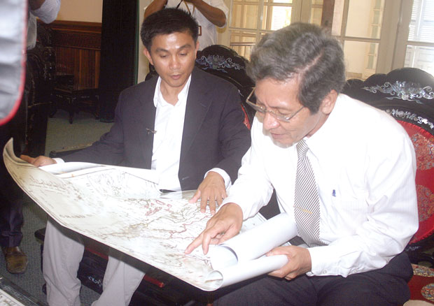 Anh Trần Thắng (trái) tặng Đà Nẵng bản đồ do mình sưu tập. Ảnh: HOÀNG ANH