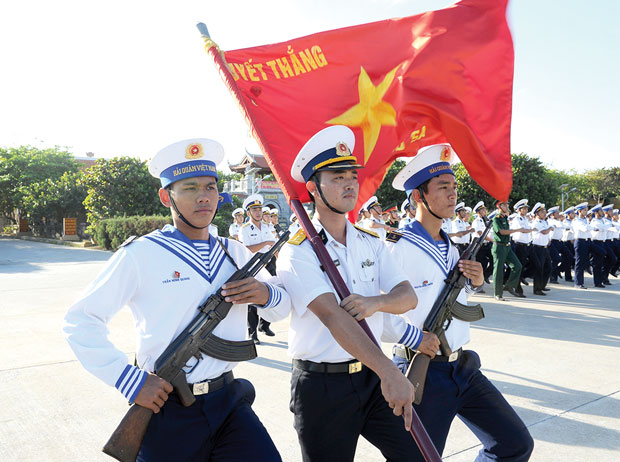 Chào cờ, diễu binh đầu năm ở đảo Trường Sa.