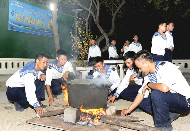 Các chiến sĩ Hải quân cùng nhau “chăm” nồi bánh chưng - một hương vị của ngày Tết cổ truyền.