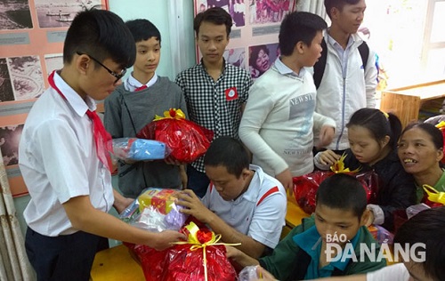 Local pupils presenting Tet gifts to AO victims