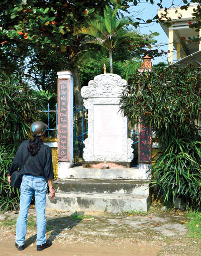 Bia tại làng Thanh Chiêm (Điện Phương, Điện Bàn, Quảng Nam) có ghi dòng chữ “Chữ Quốc ngữ khai sinh, Thanh Chiêm thánh địa, công đầu giáo sĩ Pina”. Ảnh: ANh Chung