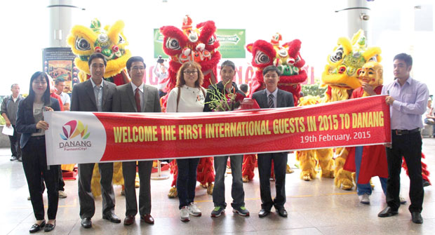 Đón chào những du khách đầu tiên đến Đà Nẵng bằng đường hàng không trong dịp năm mới. Ảnh: Đ.L