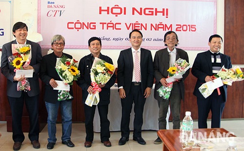  Editor-in-Chief Vinh (3rd right) and some freelance journalists