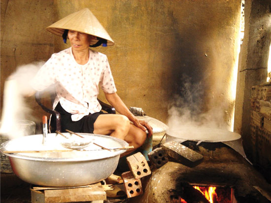 Bà Túy Phong mấy năm rồi đã “quên bài” các loại bánh kỳ công xưa cũ, chỉ làm các loại “còn đất sống” như bánh tét, bánh tráng. Ảnh: V.T.L