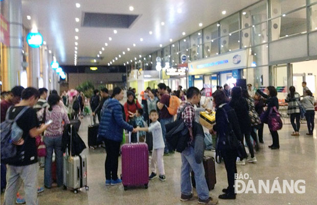 Đêm khuya, Sân bay quốc tế Đà Nẵng nhộn nhịp với rất nhiều hành khách.
