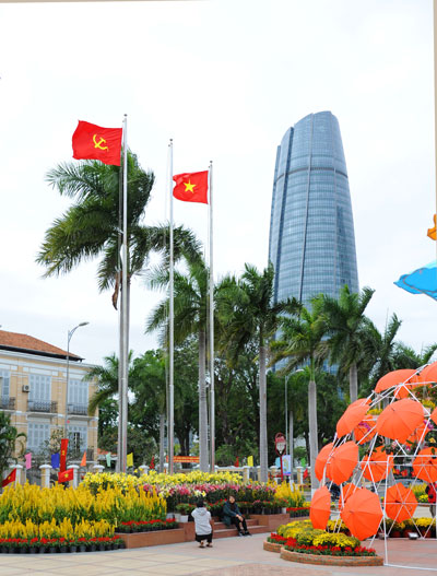 Cờ Đảng và cờ Tổ quốc tung bay trong nắng xuân.