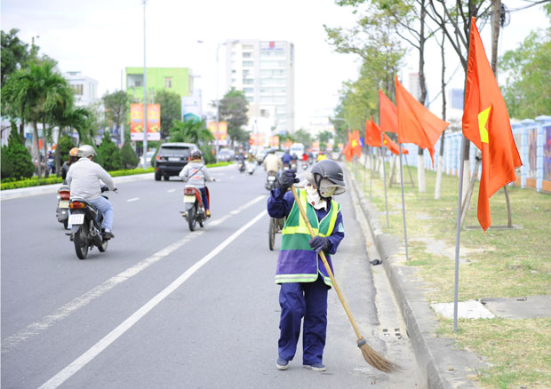 Công nhân vệ sinh môi trường đang làm sạch phố phường để đón Tết.