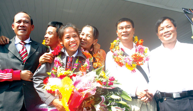 Trần Anh Hiệp (thứ hai, phải sang) trong niềm vui sau thành công tại SEA Games 2011 với chiếc HCV của Thanh Phúc (thứ tư, phải sang).