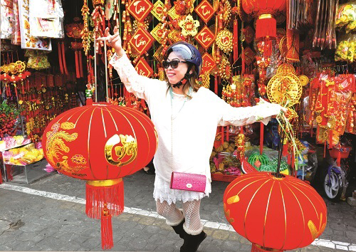 Ms Huynh Thanh, a Vietnamese expatriate living in the USA, buying red lanterns which symbolise best wishes and good luck for the Lunar New Year 