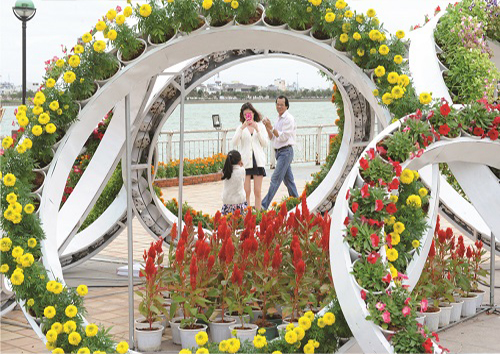   An impressive floral decoration beside the river