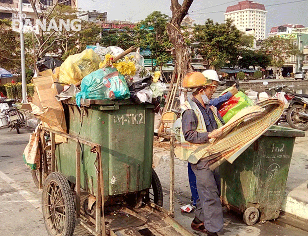 Công nhân môi trường đô thị Đà Nẵng đang khẩn trương thu gom rác thải ngày 29 Tết
