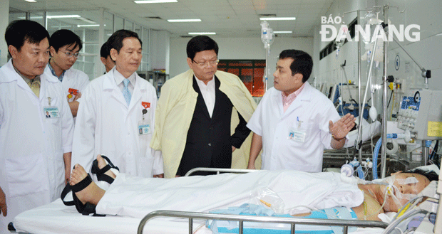 Đồng chí Võ Công Trí thăm bệnh nhân thứ 6 vụ rơi tháng máy công trường khách sạn Royal Lotus đang nằm điều trị tại Bệnh viện Đà Nẵng (Thu Hoa)