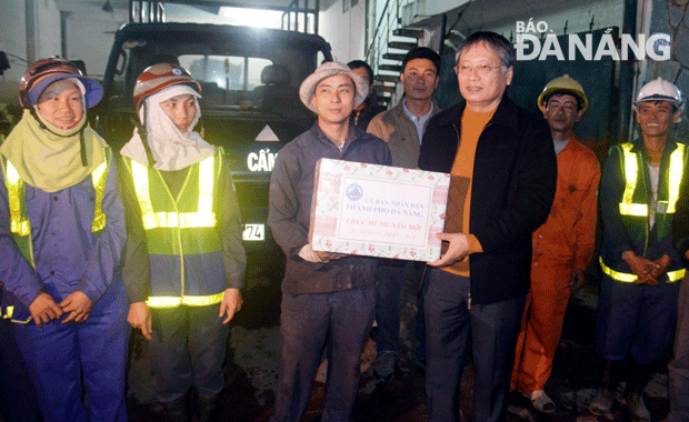 : Phó Chủ tịch UBND thành phố Nguyễn Ngọc Tuấn trao quà tặng công nhân Xí nghiệp môi trường quận Cẩm Lệ