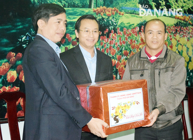 Bí thư Thành ủy Nguyễn Xuân Anh tặng quà Tết cho Công ty CP Môi trường đô thị Đà Nẵng