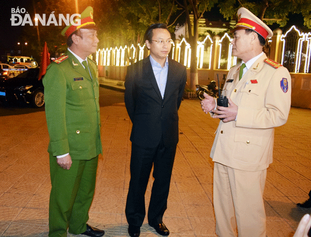 Bí thư Thành ủy Nguyễn Xuân Anh thăm, chúc Tết cán bộ, chiến sỹ công an đang làm nhiệm vụ tại khu vực phía Tây cầu Rồng