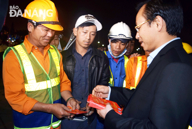 Bí thư Thành ủy Nguyễn Xuân Anh lì xì cho công nhân môi trường đang làm nhiệm vụ tại chợ hoa xuân Đà Năng 2016