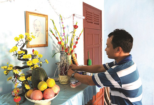   Mr Nguyen Thanh Hung from the Truong Sa Islands District decorating the altar of President Ho Chi Minh in his house