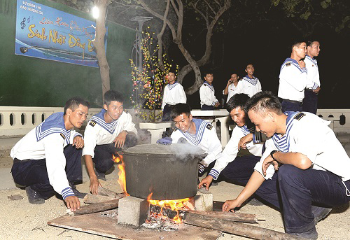 Naval soldiers cooking ‘Banh Chung’ (square glutinous rice cake), a traditional cake of the Vietnamese people at Tet