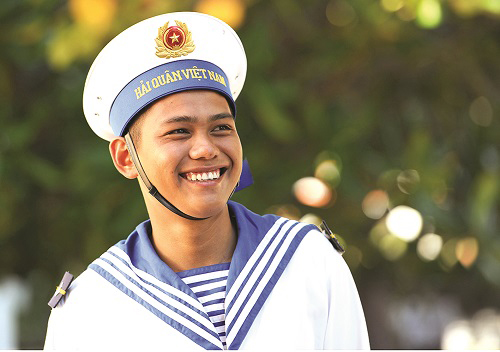   Naval soldier Tran Minh Quang from Binh Dinh Province’s Hoai Nhon District celebrating Tet on the archipelago for the first time