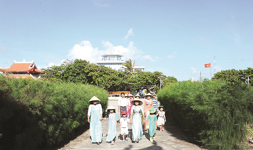  Local residents and children on their way to the Truong Sa Pagoda