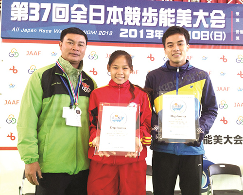  Coach Tran Anh Hiep (left), walker Nguyen Thi Thanh Phuc (middle) and her younger brother Nguyen Thanh Ngung (right)