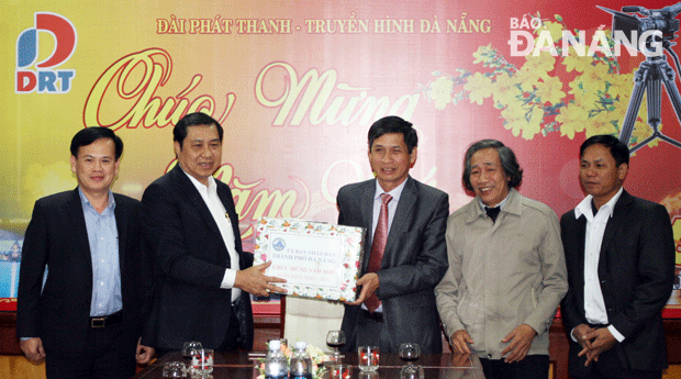 Chủ tịch UBND thành phố Huỳnh Đức Thơ chúc tết Đài DRT