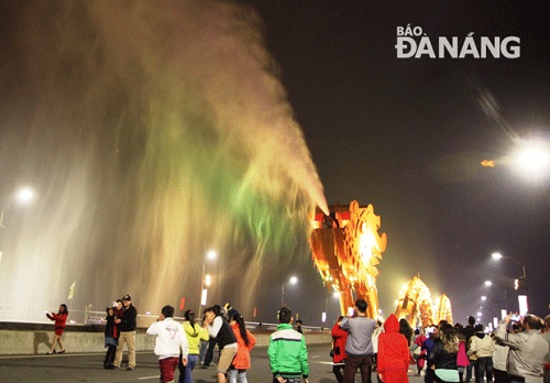   The Dragon's head at the eastern end of the Rong (Dragon) Bridge squirting water