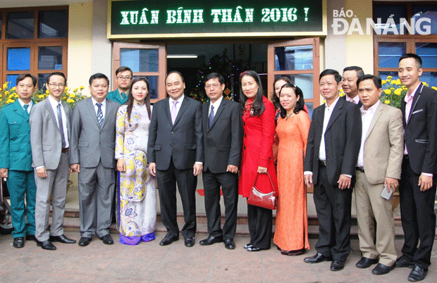 Phó Thủ tướng Nguyễn Xuân Phúc và tập thể lãnh đạo, cán bộ công nhân viên chức Đảng ủy, UBND và Ủy ban MTTQ Việt Nam phường Thuận Phước.