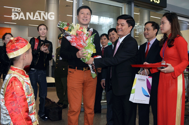 Lãnh đạo thành phố tặng hoa cho du khách quốc tế đến Đà Nẵng