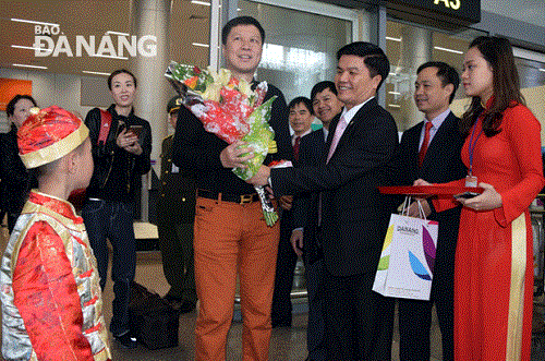 Some representatives of the tourism sector welcoming the first international air passengers