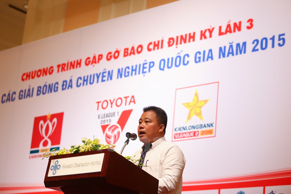 Cũng tại V-League 2015, ông Nguyễn Minh Ngọc trở thành Trưởng Ban tổ chức giải người Việt đầu tiên sau ba năm. Trước ông Ngọc, hai trưởng giải người Nhật Bản là Kazuyoshi Tanabe và Tanaka Koji đều thất bại trong sứ mệnh nâng tầm V-League.