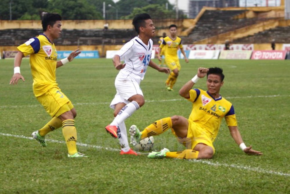 Quế Ngọc Hải đạp gãy chân Anh Khoa tại vòng 25 V-League 2015 hôm 13/9. Ngọc Hải bị cấm thi đấu 6 tháng, bồi thường hơn 800 triệu đồng cho Anh Khoa và không được gọi lên hai đội tuyển quốc gia. 